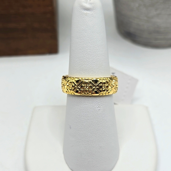 Kendra Scott Gold Textured Ring - Picture 2 of 4